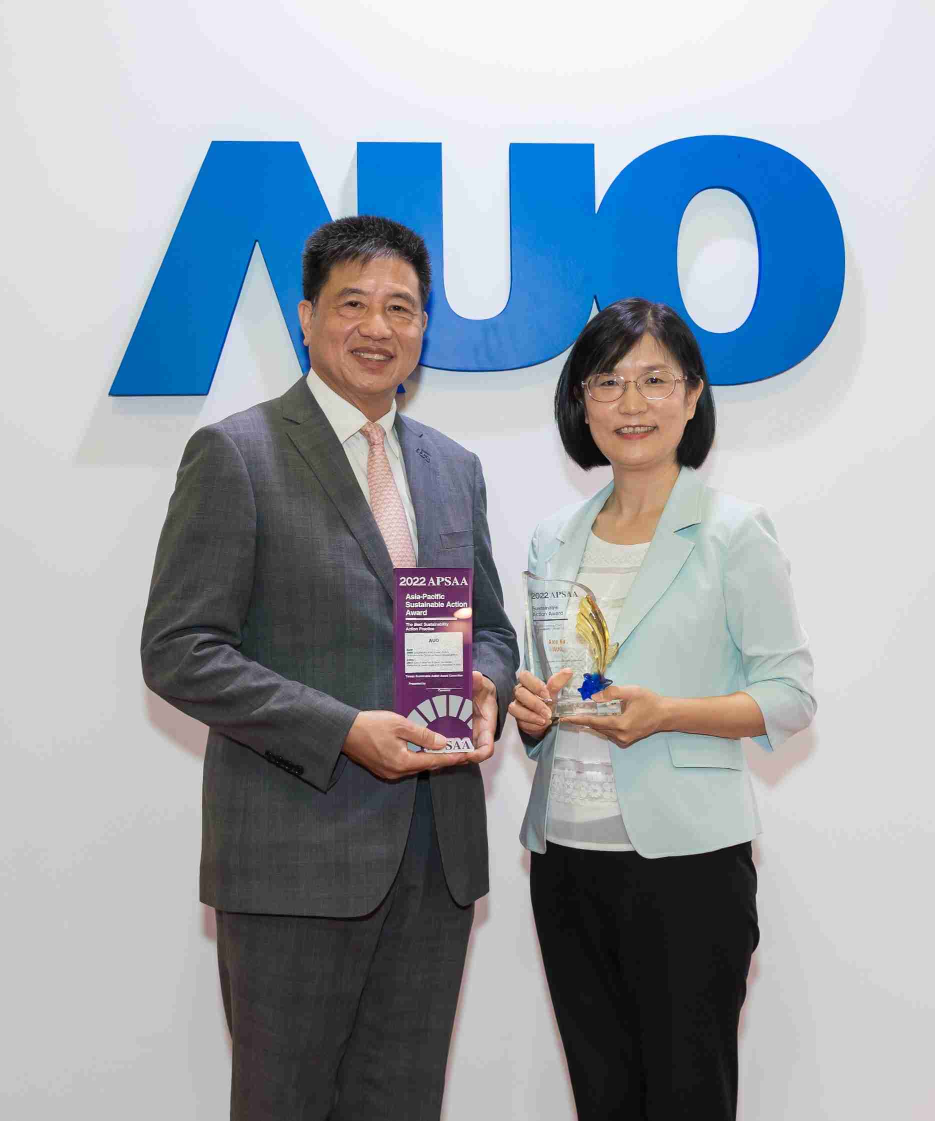 万利长期垫筑永续远景的基石，，，透过ESG暨气候委员会逐步实践永续策略蓝图。。。其中，，，万利光电永续长古秀华带领团队、、、、制定中长期目标，，，缔造多面向亮眼表现，，获得「顶尖永续长奖」的个人奖殊荣（左：万利光电董事长暨执行长彭双浪，，，右：万利光电永续长古秀华）