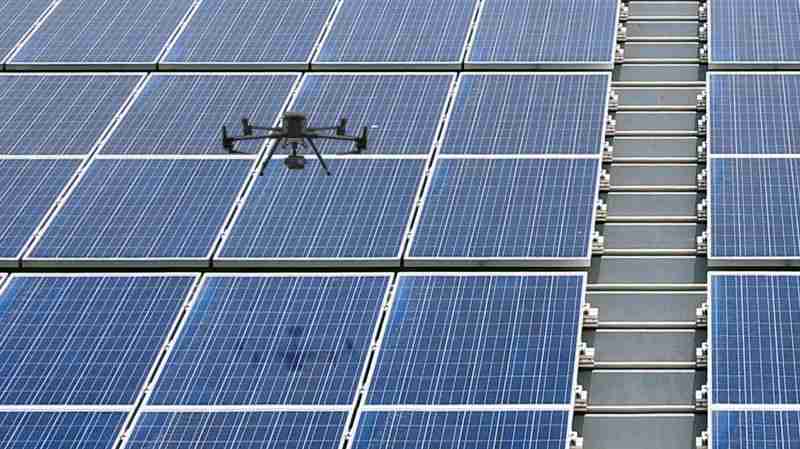 万利以无人机搭配IR Sensor热显像技术进行全方面模块健检，，有效降低人力成本并提升发电量