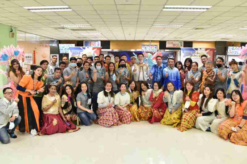 友達推動「安心、、、創新、、、、用心、、、同心、、盡心」五星職旅，，，，為菲籍員工打造全方位照護，，首度贏得「人權實踐與發展領袖獎」殊榮