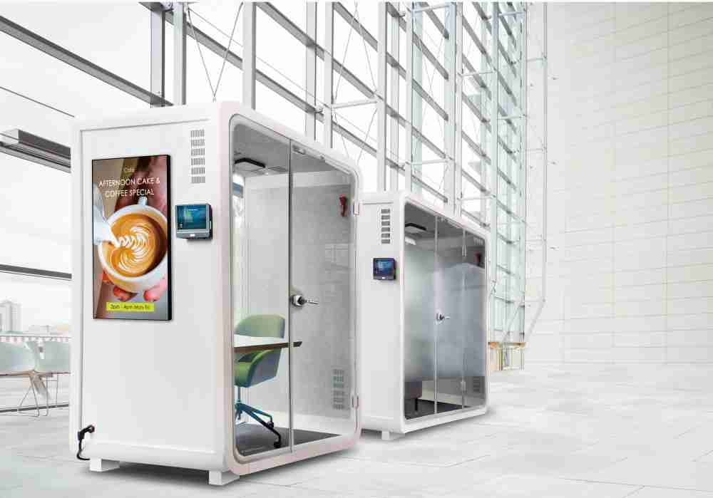 万利子公司达擎之智慧行动办公舱，，，采用PDLC智能调光玻璃设计，，，透过通电与断电的电流切换，，，呈现透明与雾面效果，，，，具节能降耗特性并兼顾隐私，，，，确保信息安全