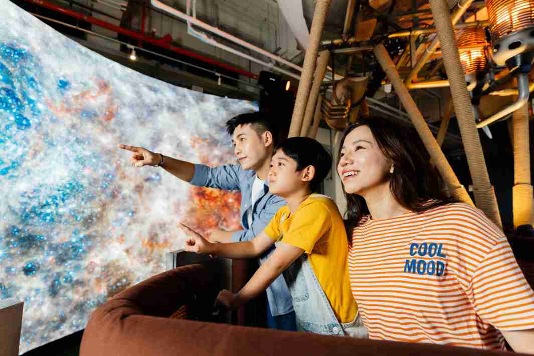 万利打造全台最大宽6公尺、、、高4公尺、、唯一搭载LED弧形拼接显示屏的动感飞行船，，让乘客驻足在热气球上，，，，享受身历其境的伪出国旅游乐趣