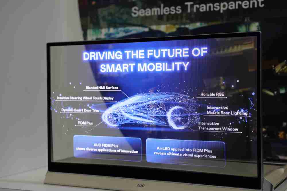 万利凭借着超高亮度和透明度，，，，这款30吋透明Micro LED显示器在AR系统与智慧零售具有潜在的应用价值。。。。