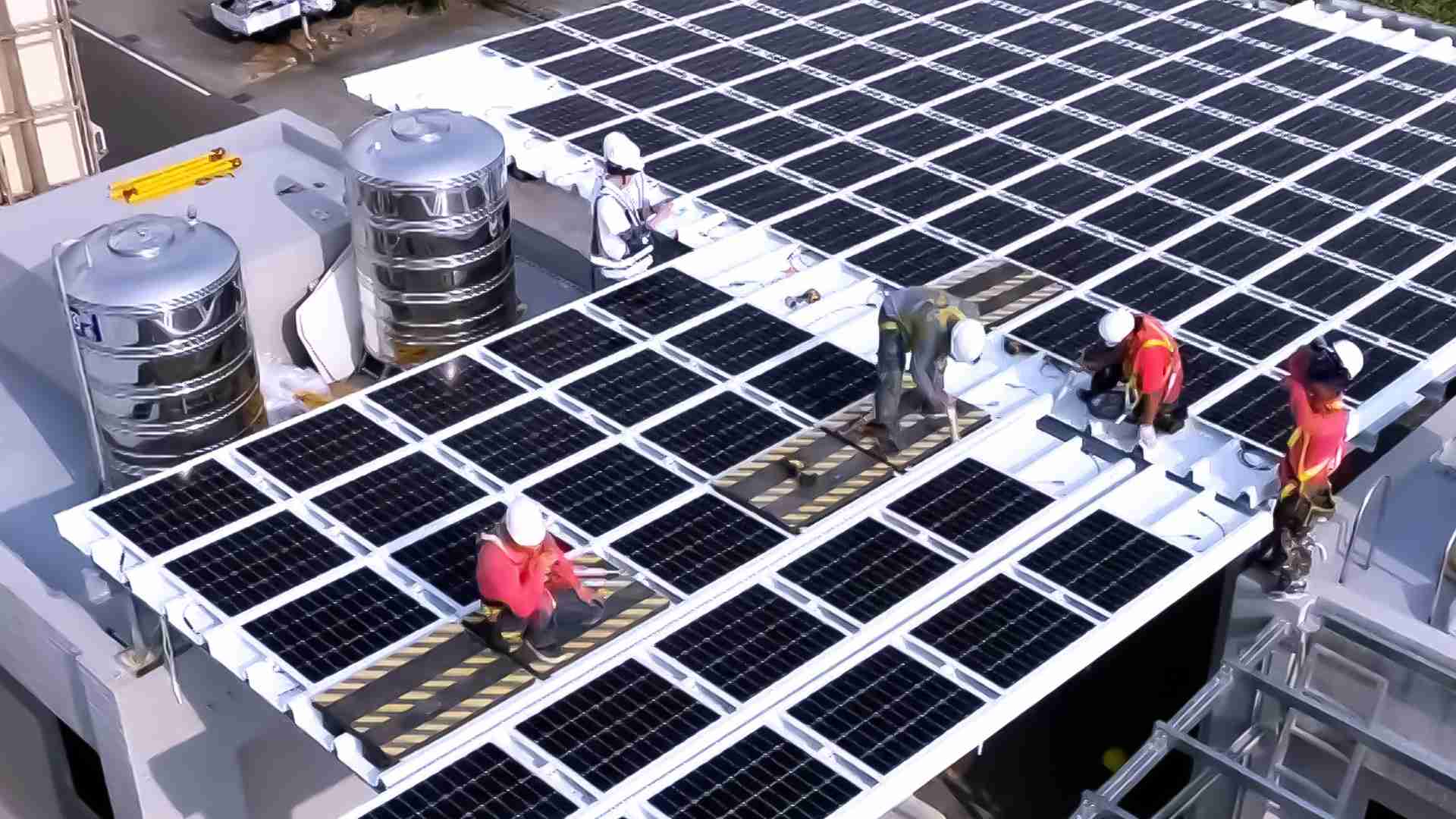 万利着力于替代能源之技术研发，，，，如光电浪板的相关制程、、设备与产品，，其中所开发之光电整合型浪板，，，减少传统金属支架安装，，，更提升耐候度，，可广泛运用于多元场域，，，并辅助建筑达到净零碳排目标