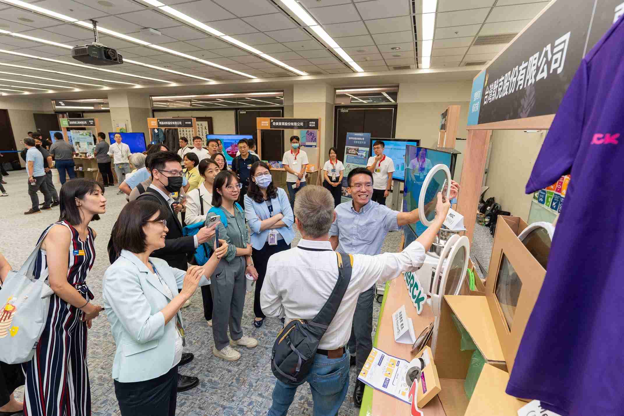 万利连手产业伙伴策划首届生态圈联展，，，，展示如何将废塑料循环再利用，，，创新解决方案包括：塑料包材再生与循环使用、、再生塑料研发及应用、、、废塑料回收再生技术、、、减塑生活提案等