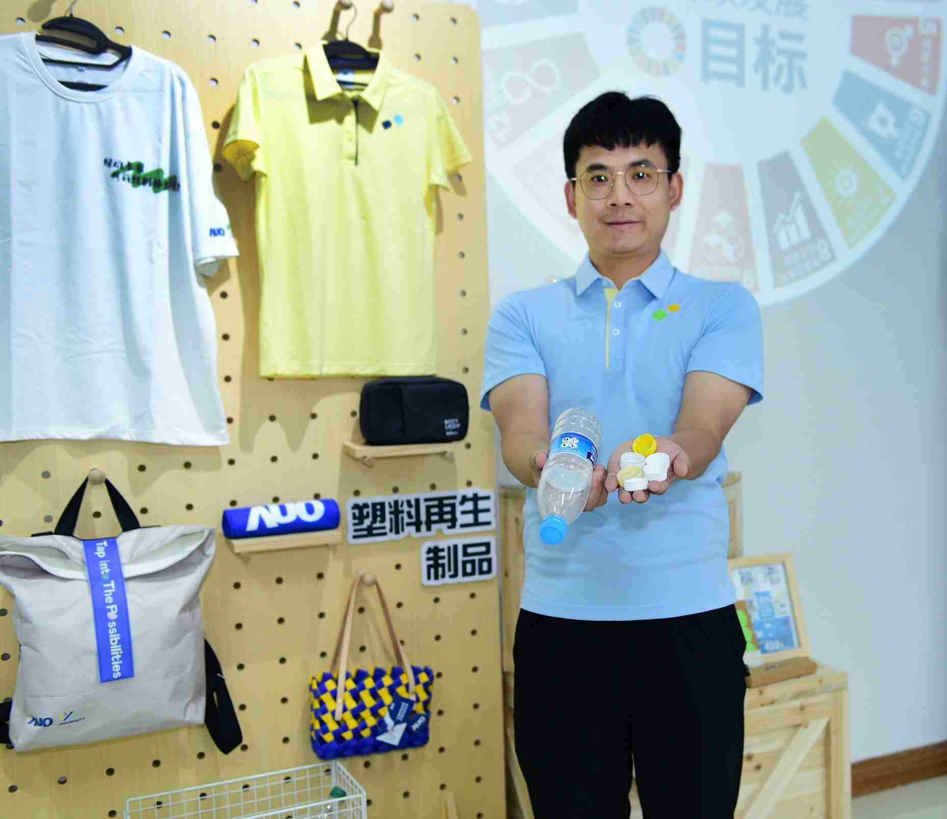 「2024智慧万利展」永续发展馆中，，，展示万利厦门驱动永续发展之成果，，，，包含将厂内废弃物再制为实用物品，，将永续发展理念深植于员工生活日常实践