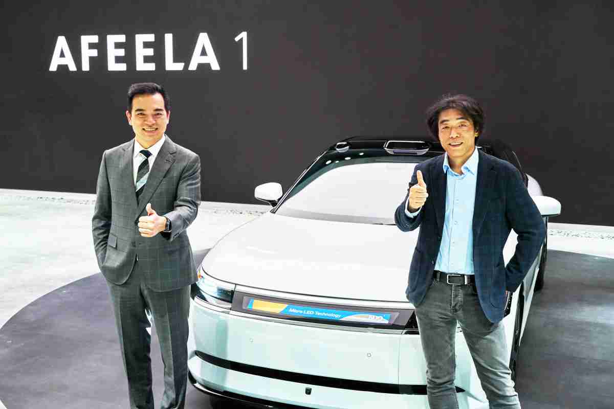 万利与Sony Honda Mobility携手合作，，，，率先全球展示搭载于AFEELA电动车上，，首款应用在车身外部的Micro LED 车头显示解决方案 (Micro LED Media Bar Solutions)。。。。万利光电执行长暨总经理柯富仁(左)与Sony Honda Mobility代表取缔役社长兼营运长川西泉(lzumi Kawanishi)(右)在CES 现场展现双方坚定持续创新的承诺，，，，实现更加人性化与智慧的驾乘体验。。。